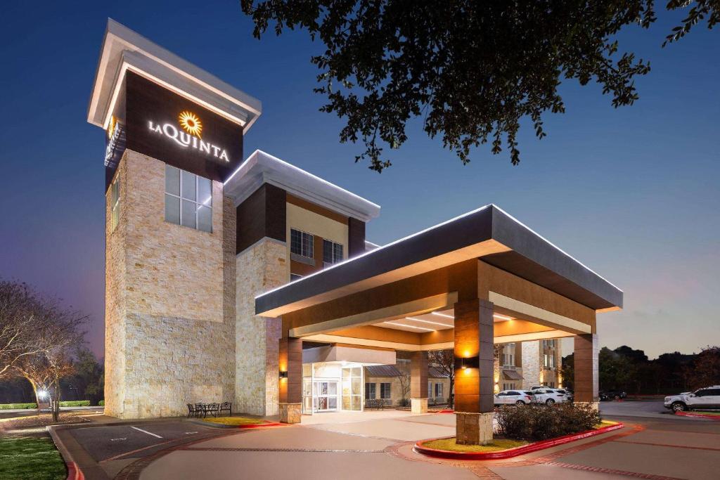 a hotel with a sign on the front of it at La Quinta by Wyndham Austin - Cedar Park in Cedar Park
