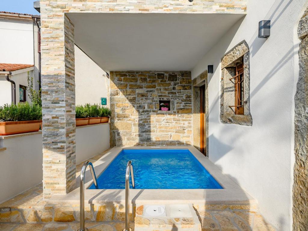 Bazén v ubytování Casa Piccola Leona nebo v jeho okolí