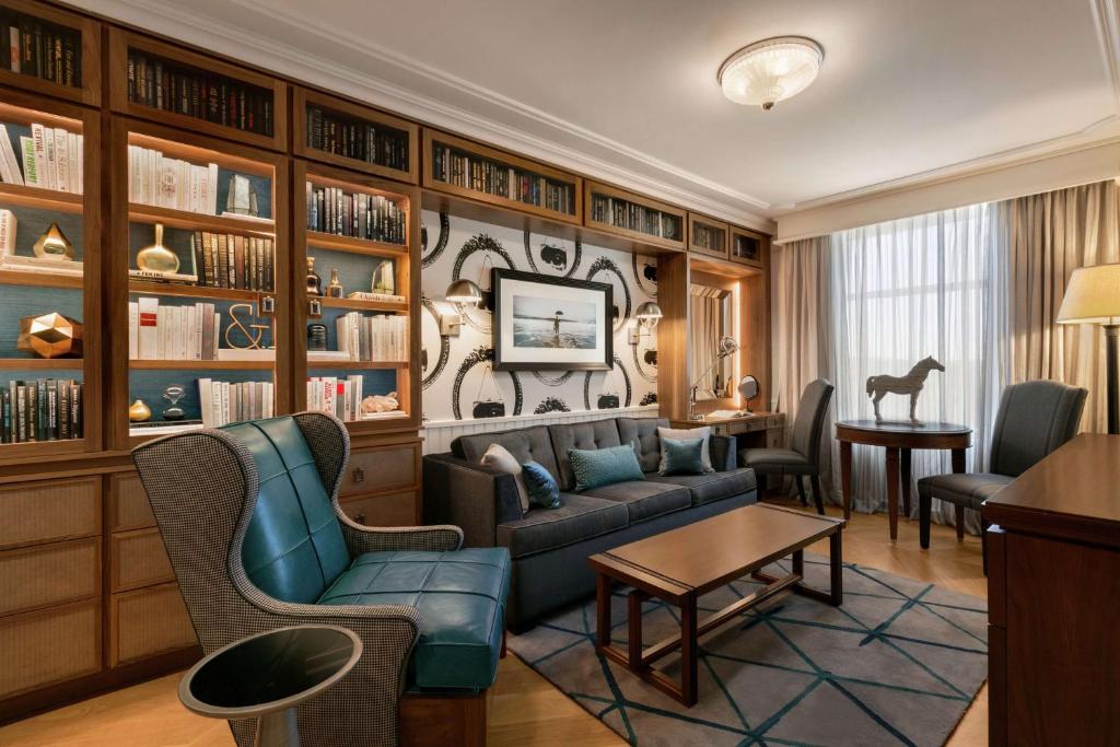 Posezení v ubytování Embassy Suites By Hilton Berkeley Heights