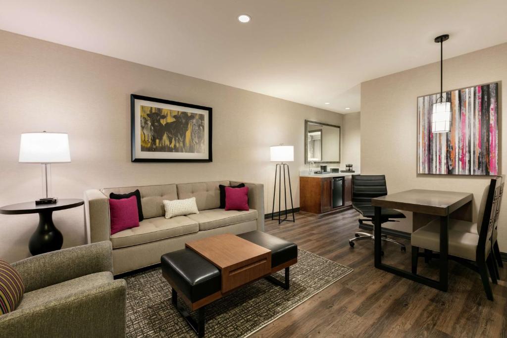 Posezení v ubytování Embassy Suites By Hilton Berkeley Heights