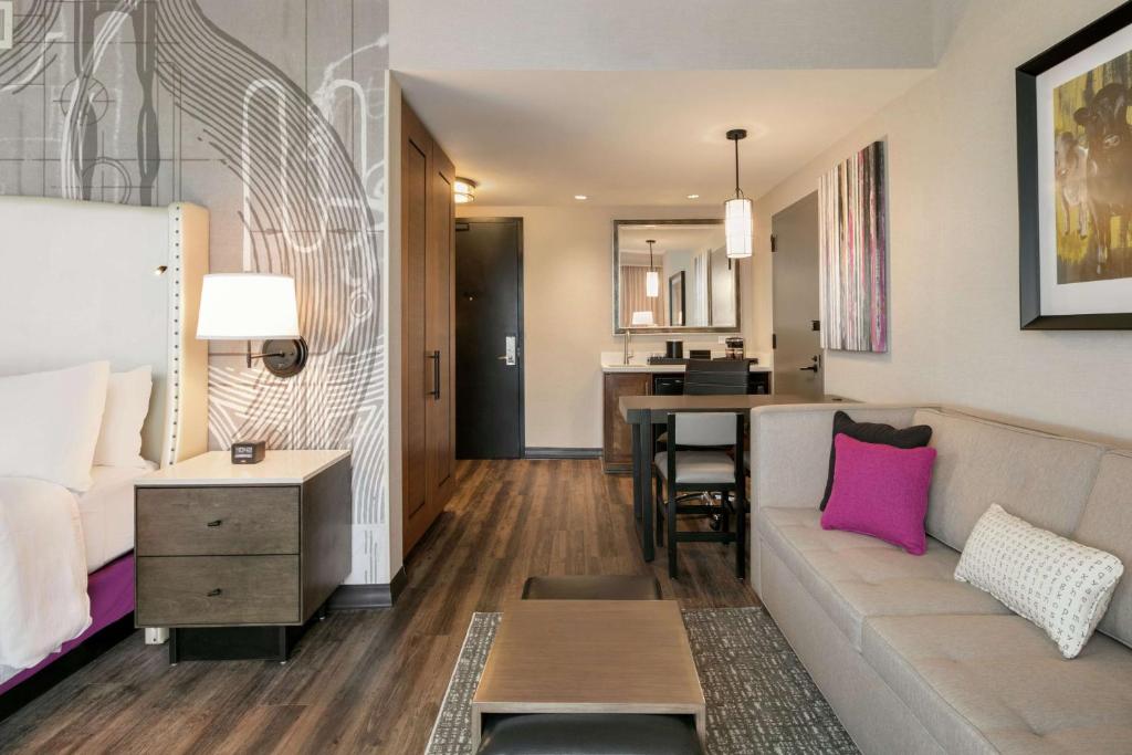 Kuchyň nebo kuchyňský kout v ubytování Embassy Suites By Hilton Berkeley Heights