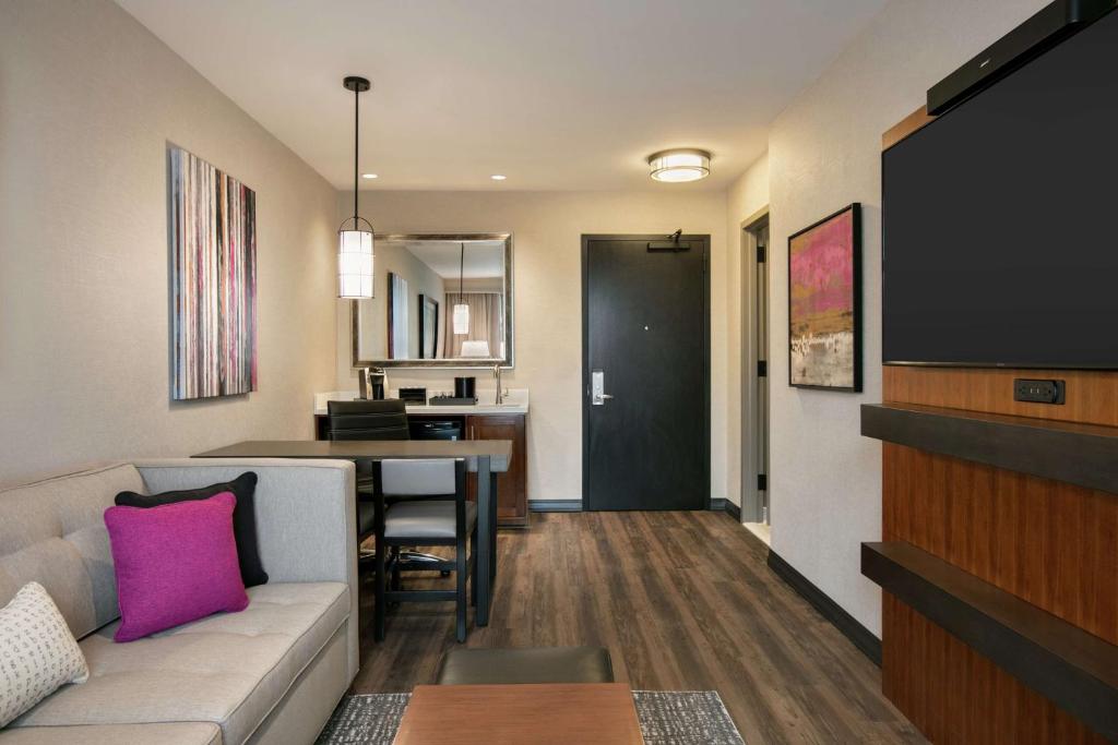 Posezení v ubytování Embassy Suites By Hilton Berkeley Heights