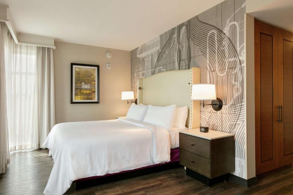 Postel nebo postele na pokoji v ubytování Embassy Suites By Hilton Berkeley Heights