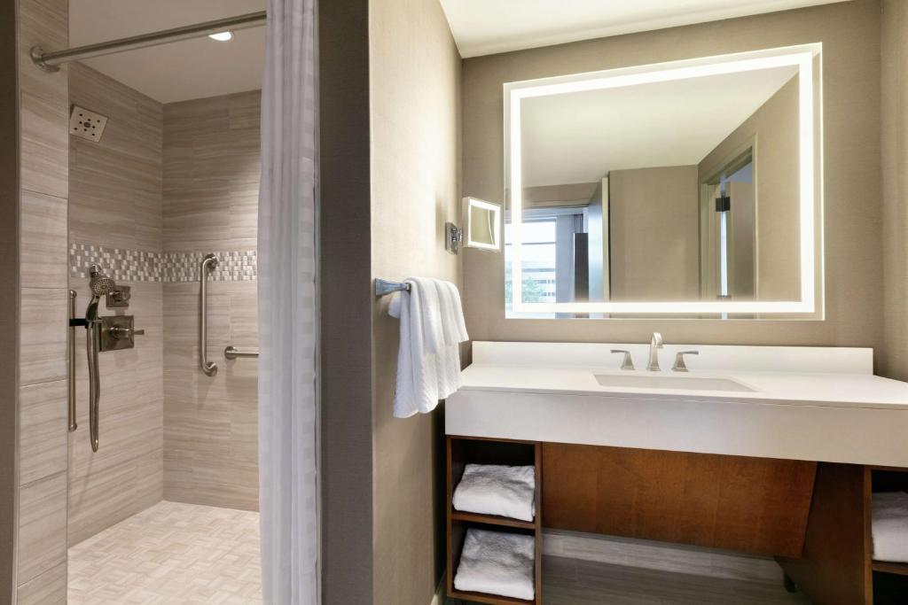 Koupelna v ubytování Embassy Suites By Hilton Berkeley Heights