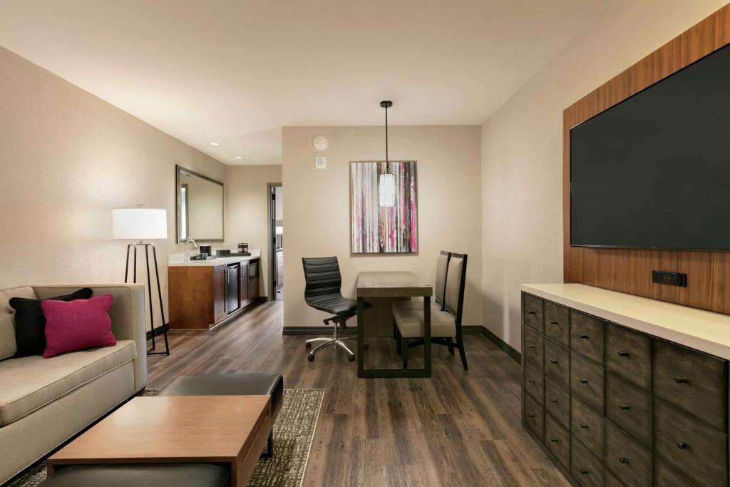 TV a/nebo společenská místnost v ubytování Embassy Suites By Hilton Berkeley Heights