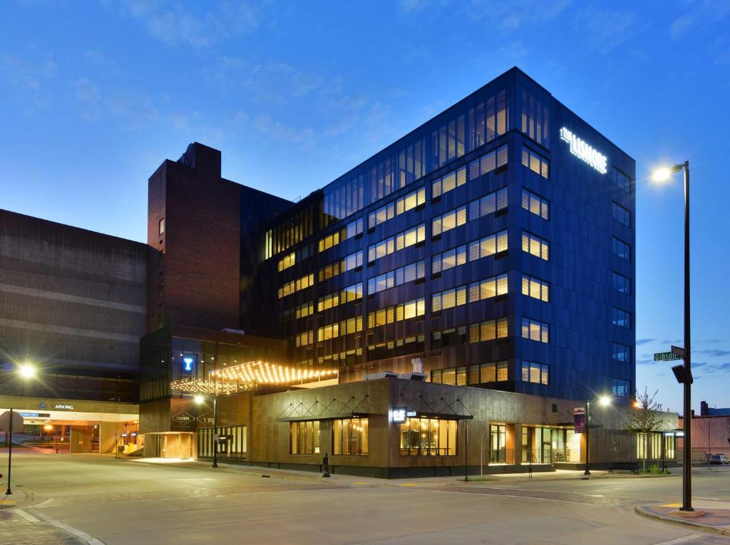 un gran edificio de oficinas con muchas ventanas en The Lismore Hotel Eau Claire - a DoubleTree by Hilton, en Eau Claire