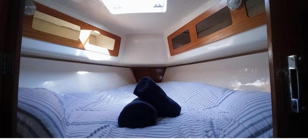 Precioso Barco en Barcelona في برشلونة: سرير في الجزء الخلفي من قارب