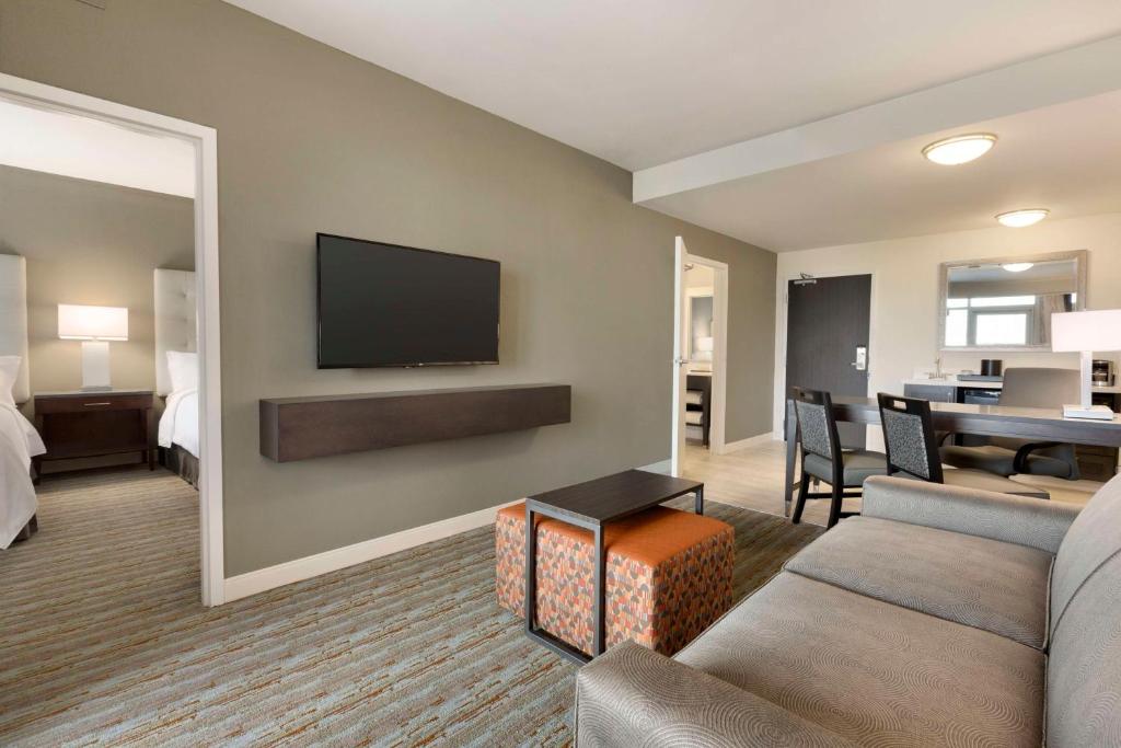 Embassy Suites by Hilton Greenville Downtown Riverplace - Suite Queen Avec Deux Lits Queen Et Balcon