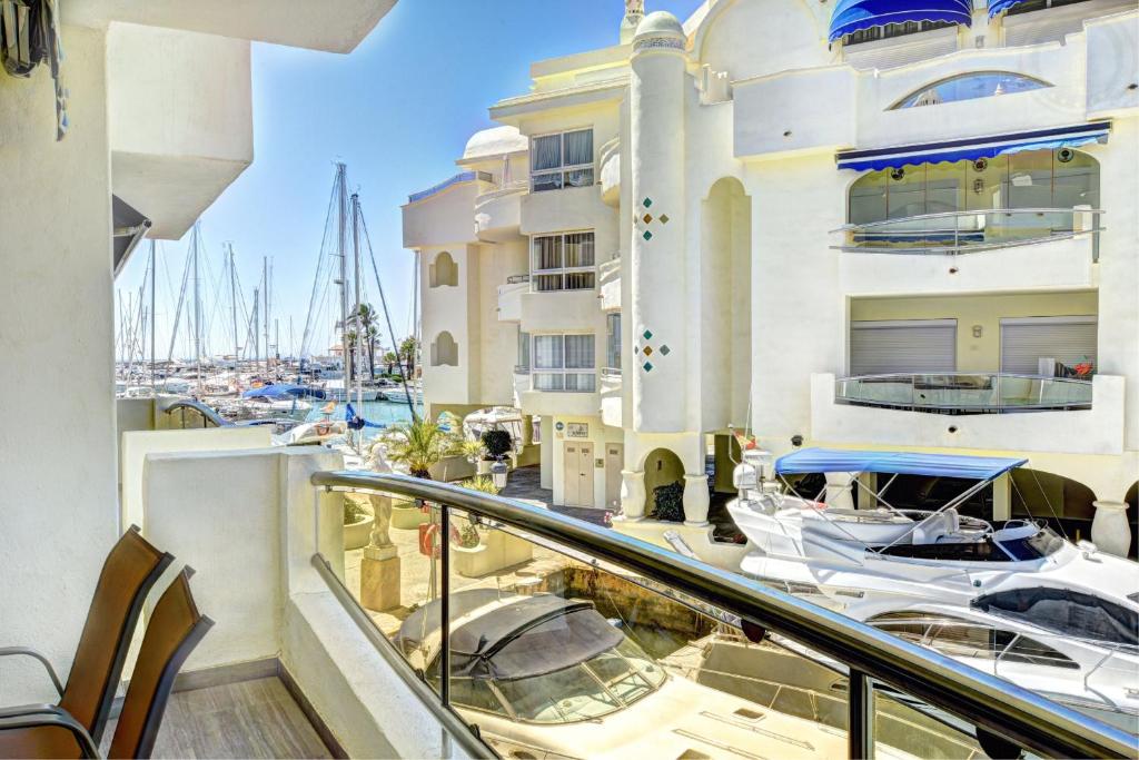 ベナルマデナにあるPuerto Marina Apartamento Exclusivo Benalmádenaの- マリーナとボートの景色を望むバルコニー
