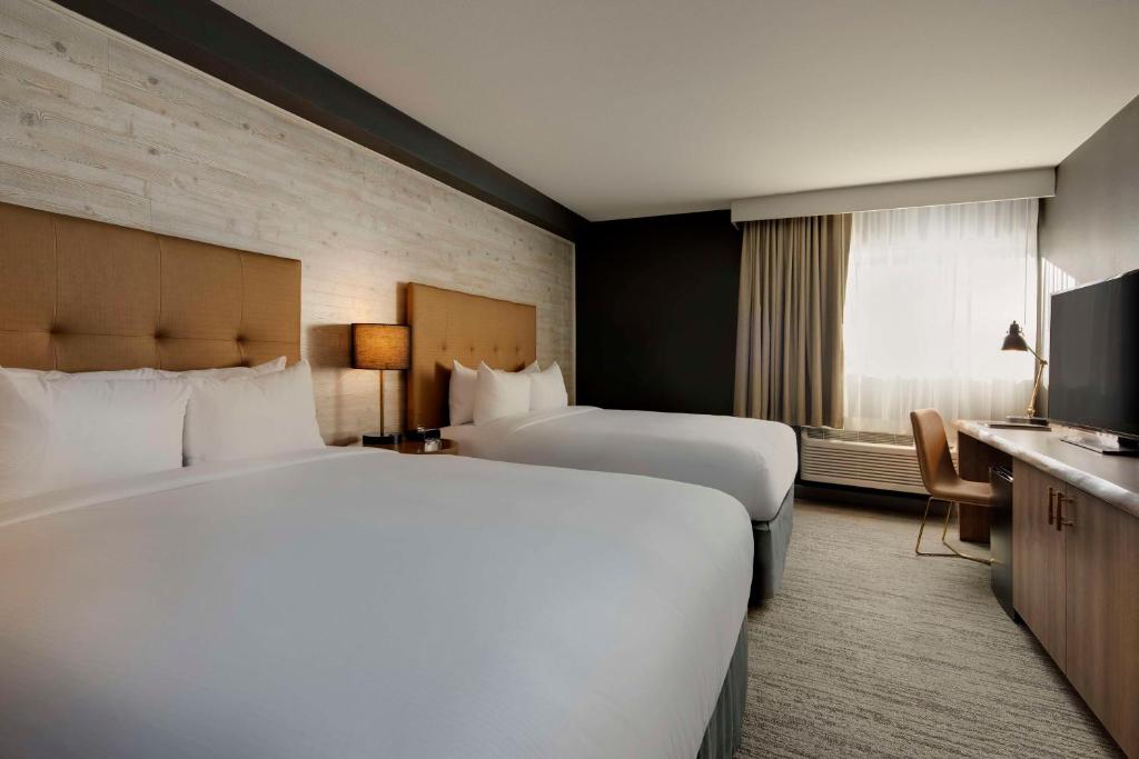Postel nebo postele na pokoji v ubytování Highline Vail - a DoubleTree by Hilton