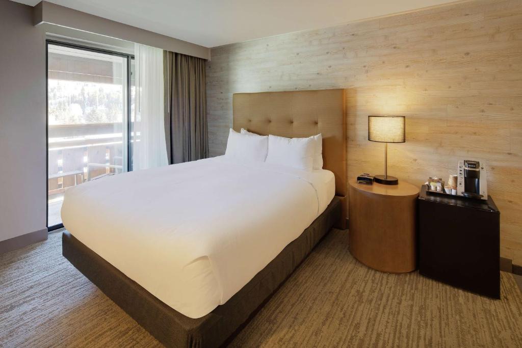 Postel nebo postele na pokoji v ubytování Highline Vail - a DoubleTree by Hilton