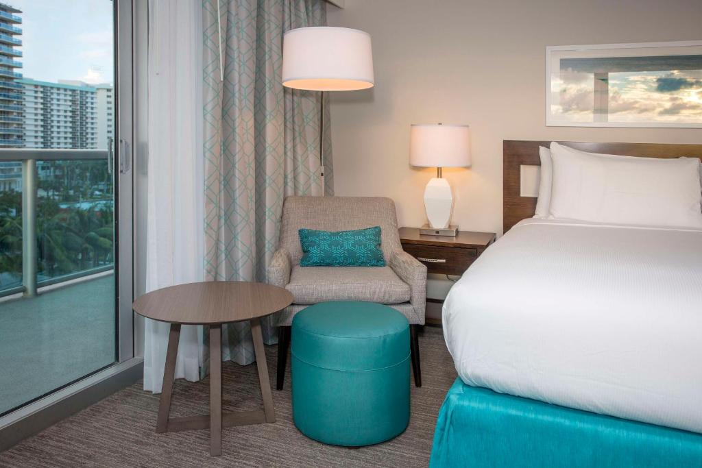 Postel nebo postele na pokoji v ubytování DoubleTree Resort Hollywood Beach