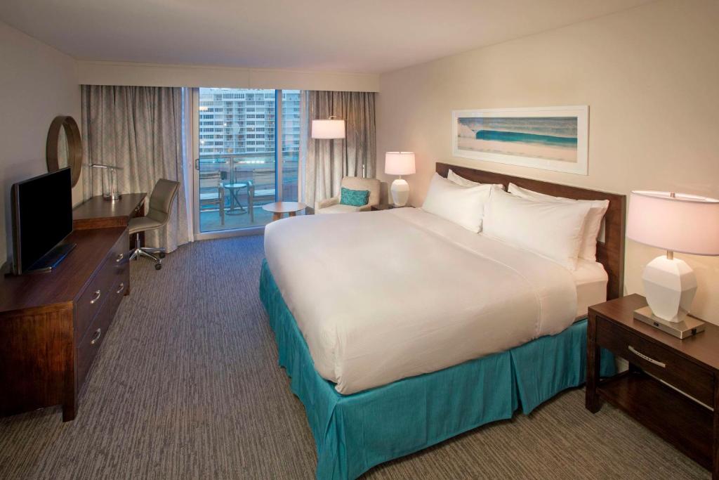 Postel nebo postele na pokoji v ubytování DoubleTree Resort Hollywood Beach