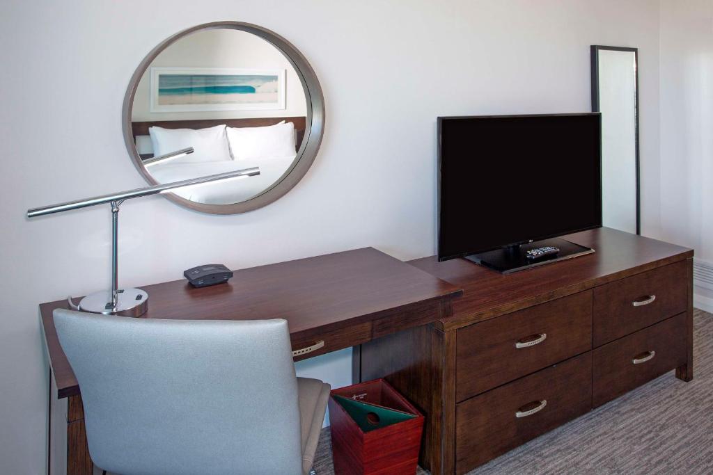 TV a/nebo společenská místnost v ubytování DoubleTree Resort Hollywood Beach