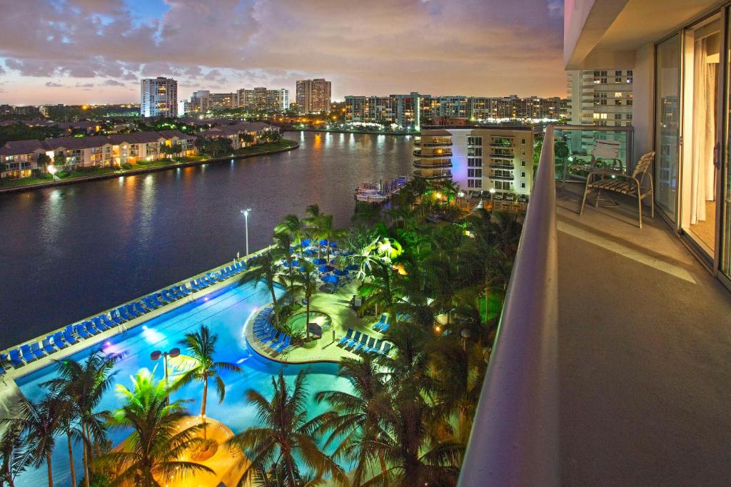 Bazén v ubytování DoubleTree Resort Hollywood Beach nebo v jeho okolí