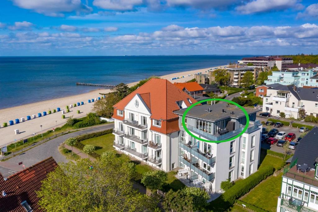 een luchtzicht op een gebouw naast het strand bij Schloss am Meer 19 in Wyk auf Föhr