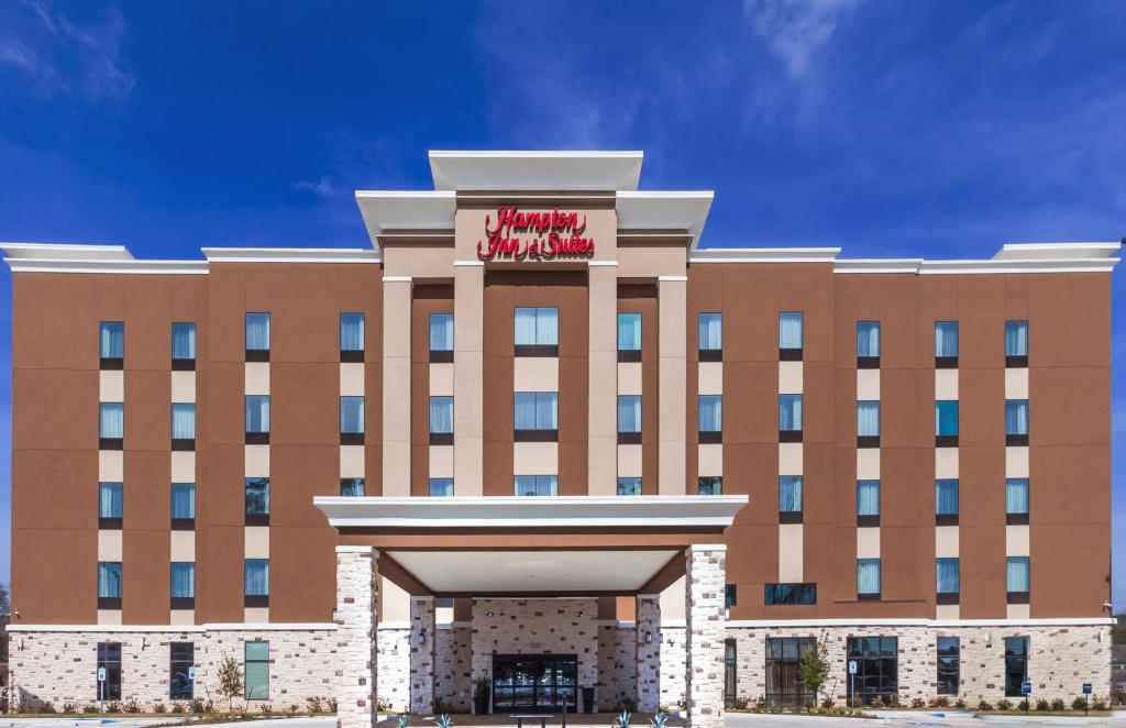 Hampton Inn & Suites Houston/Atascocita, Tx في همبل: واجهة الفندق