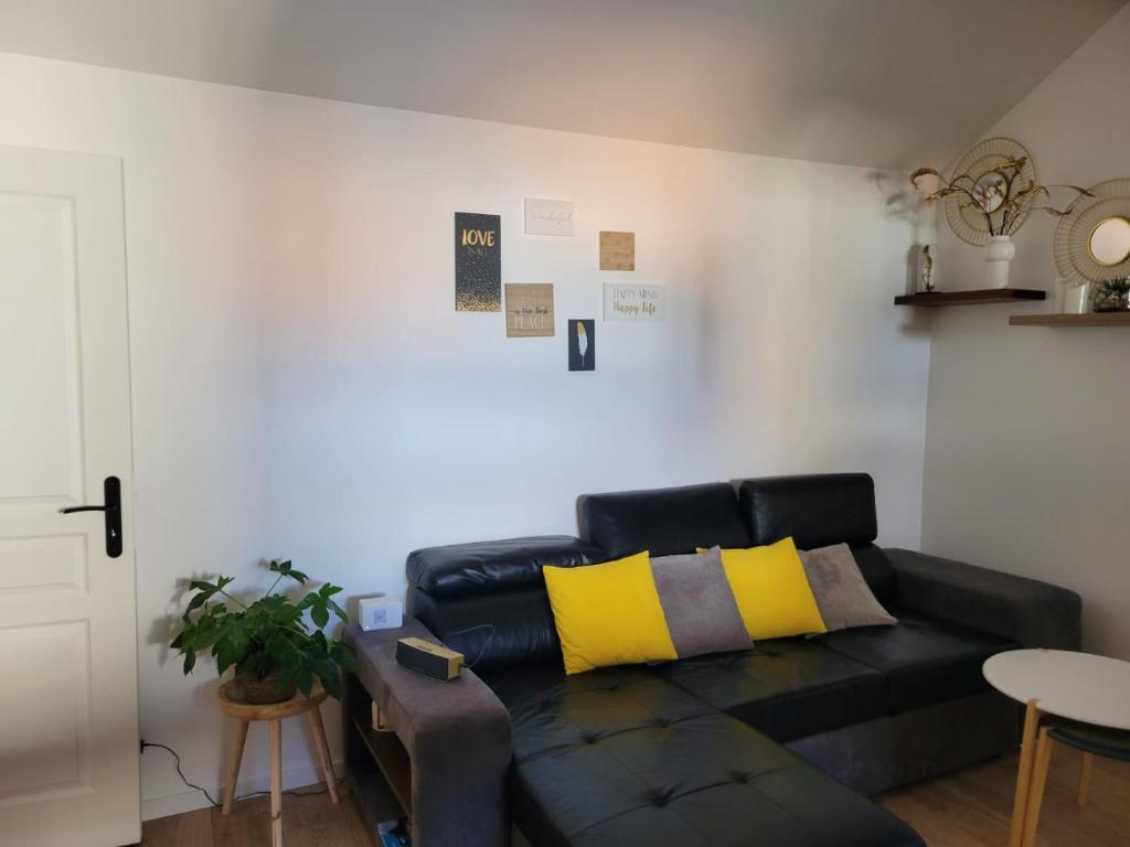 un salon avec un canapé en cuir noir et une table dans l'établissement Victory Villa Vacations, à Chambourcy