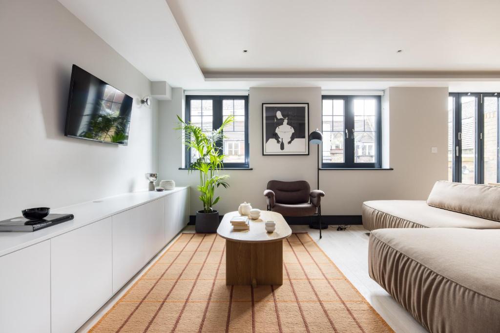 Hotel Covent Garden Apartments, a living room with a couch and a table at Covent Garden Apartments in London
