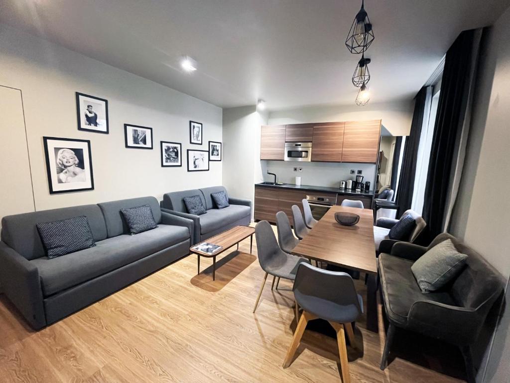 uma sala de estar com um sofá e uma mesa em 78 - Urban Beautiful Le Marais em Paris