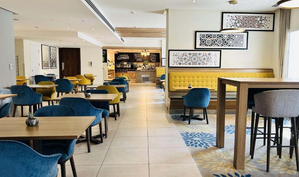 لابی و فضای عمومی Hampton By Hilton Dubai Al Barsha - تصویر ۵