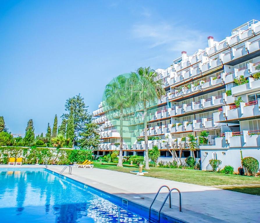 um grande edifício de apartamentos com piscina em Poolside Bliss T1 HsR Vilamarina em Quarteira