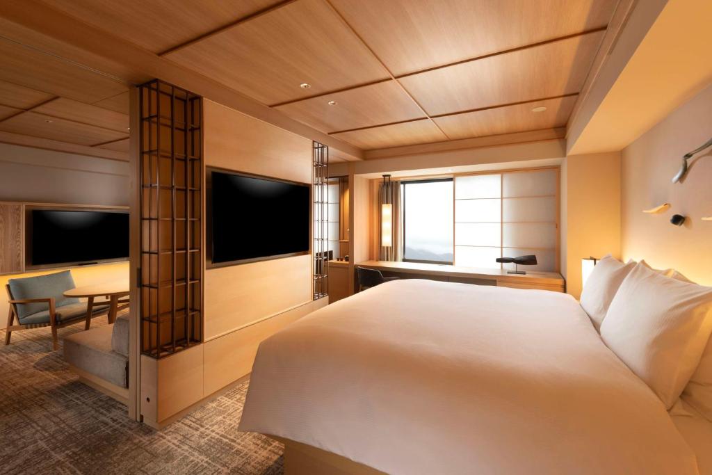 TV a/nebo společenská místnost v ubytování DoubleTree by Hilton Kyoto Higashiyama