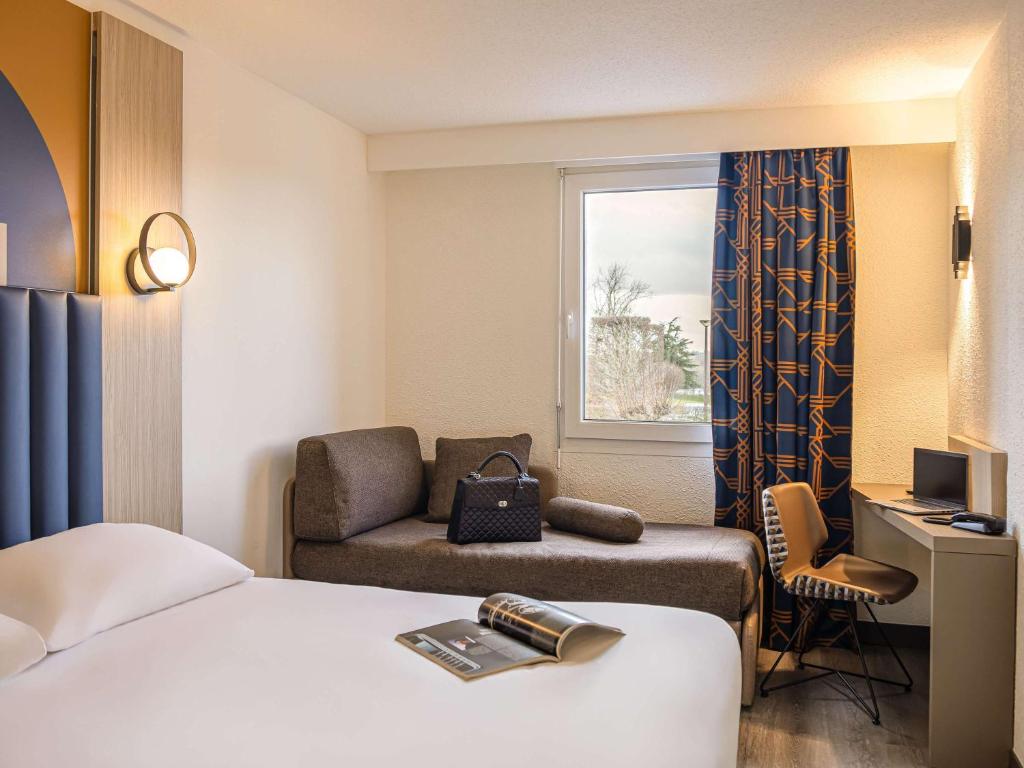 Postel nebo postele na pokoji v ubytování ibis Styles Saint-Quentin