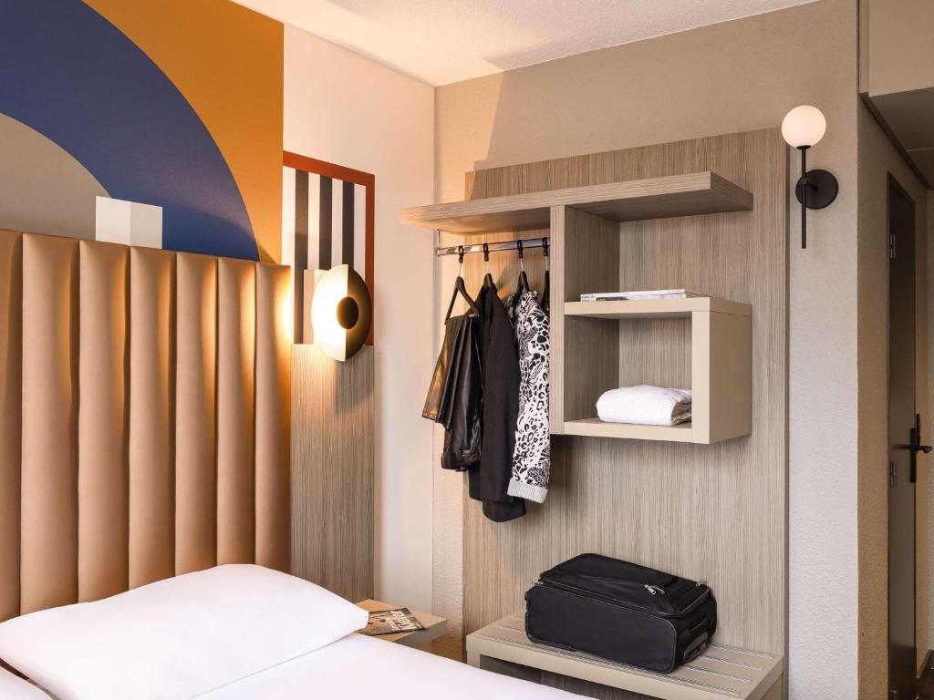 Postel nebo postele na pokoji v ubytování ibis Styles Saint-Quentin