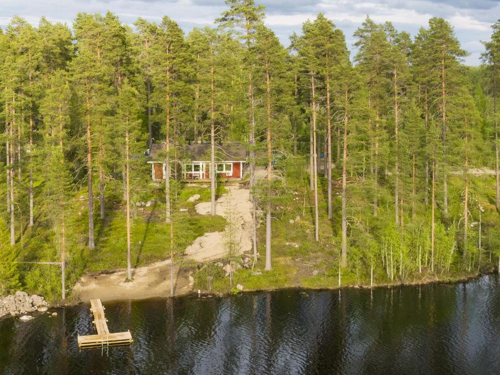 eine Luftansicht eines Hauses auf einer Insel im Wasser in der Unterkunft Holiday Home Malmi by Interhome in Jyrkkä