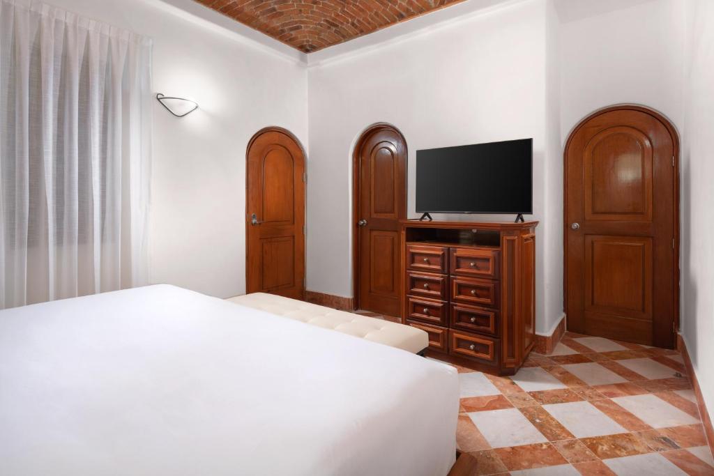 TV a/nebo společenská místnost v ubytování Eurostars Hacienda Vista Real