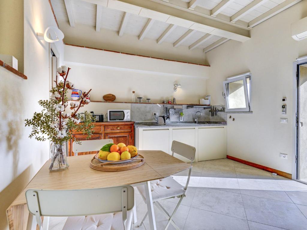 una cucina con tavolo e ciotola di frutta di Apartment Noce by Interhome a Marciana