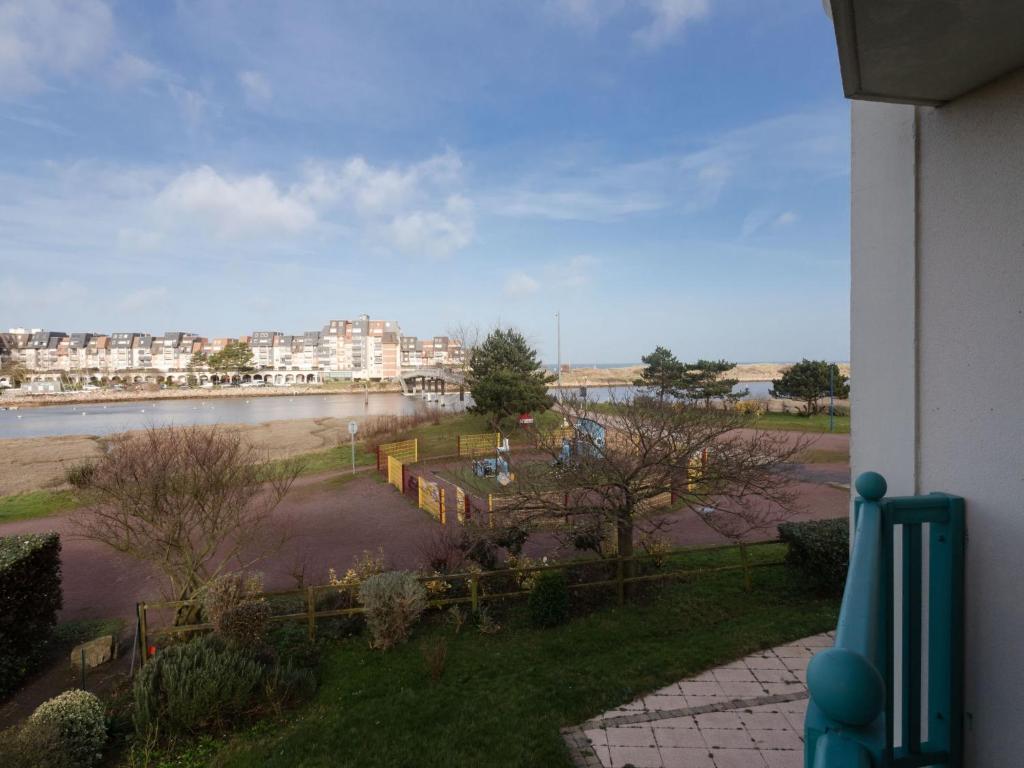 vistas a un río con edificios en el fondo en Apartment Le Belvédère by Interhome, en Dives-sur-Mer