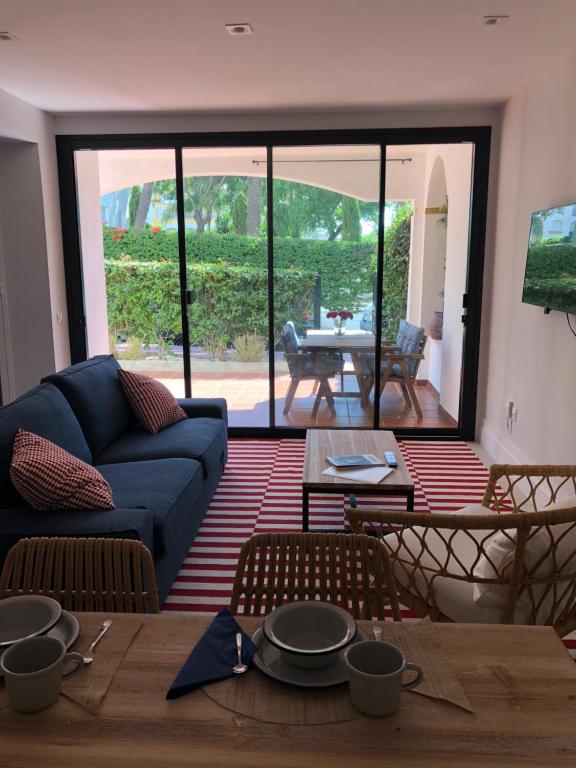 - un salon avec un canapé et une table dans l'établissement Disfruta y Descansa en Marbella, à Marbella