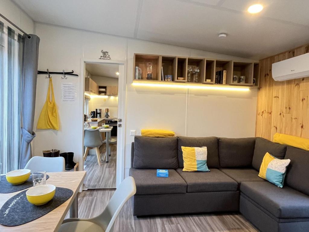 Χώρος καθιστικού στο Holiday Home Tiny Haus Karin by Interhome
