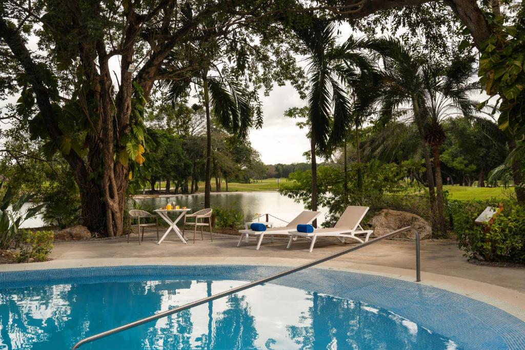 Bazén v ubytování Eurostars Hacienda Vista Real nebo v jeho okolí