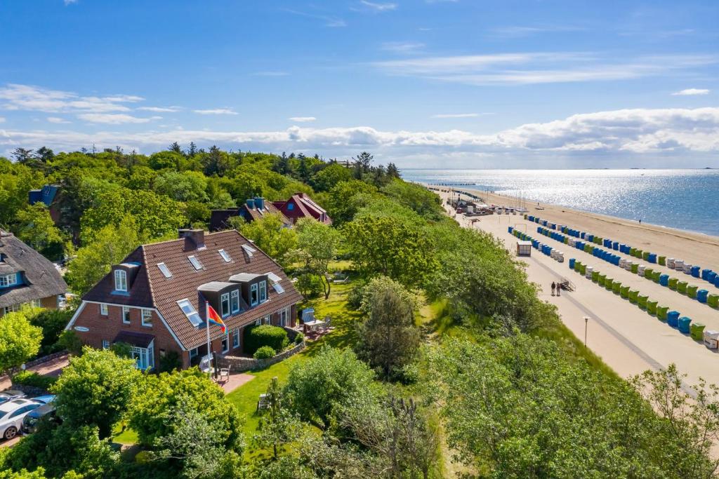 ein Luftblick auf ein Haus und den Strand in der Unterkunft Strandhafer im Haus Südstrand in Wyk auf Föhr