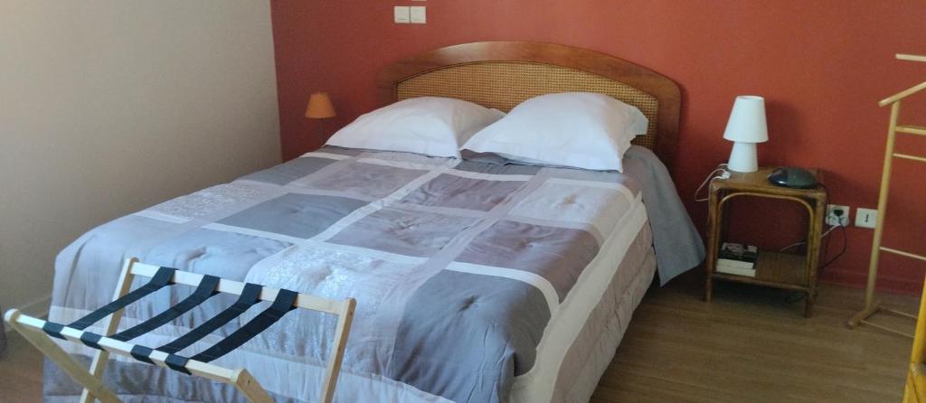 1 dormitorio con 1 cama grande y cabecero de madera en Chambre 20 m2 S de B WC privés Terrasse Garage en Lyon