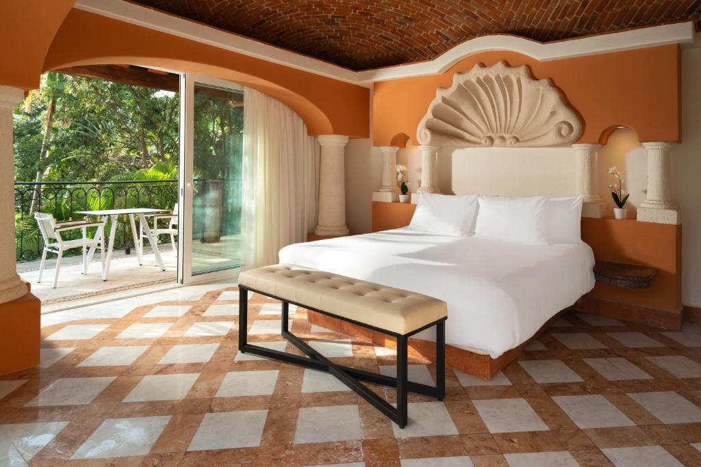Postel nebo postele na pokoji v ubytování Eurostars Hacienda Vista Real