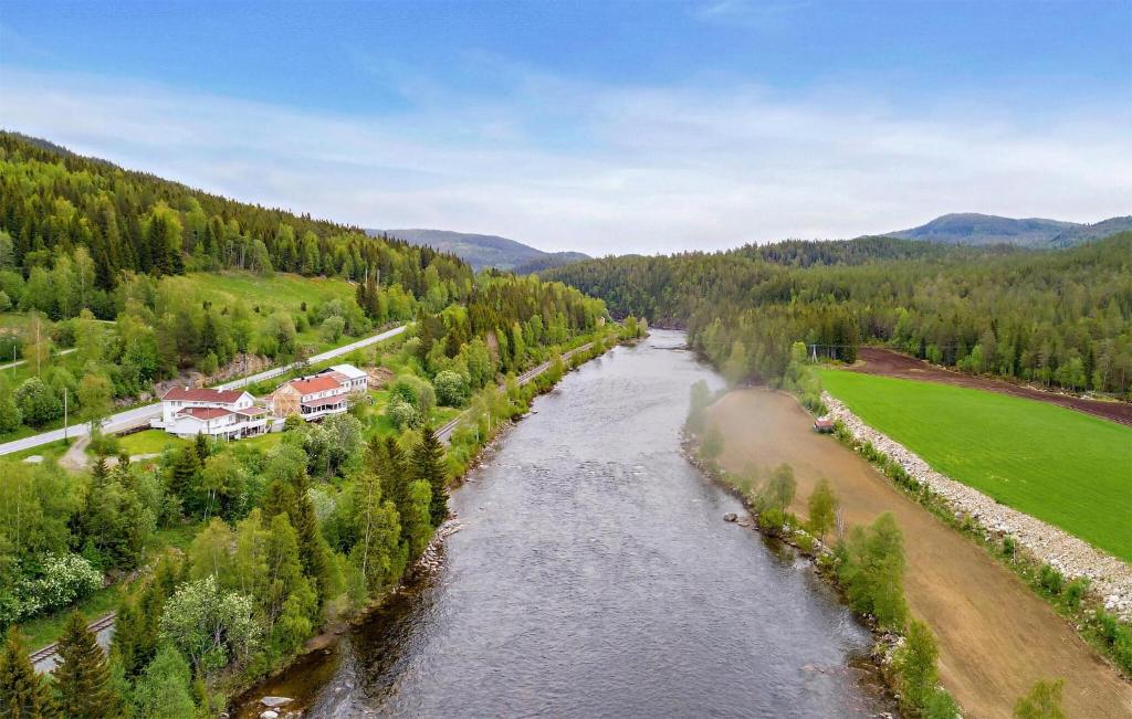 una vista aérea de un río en un valle en Awesome Apartment In Haltdalen With Kitchen, en Haltdalen