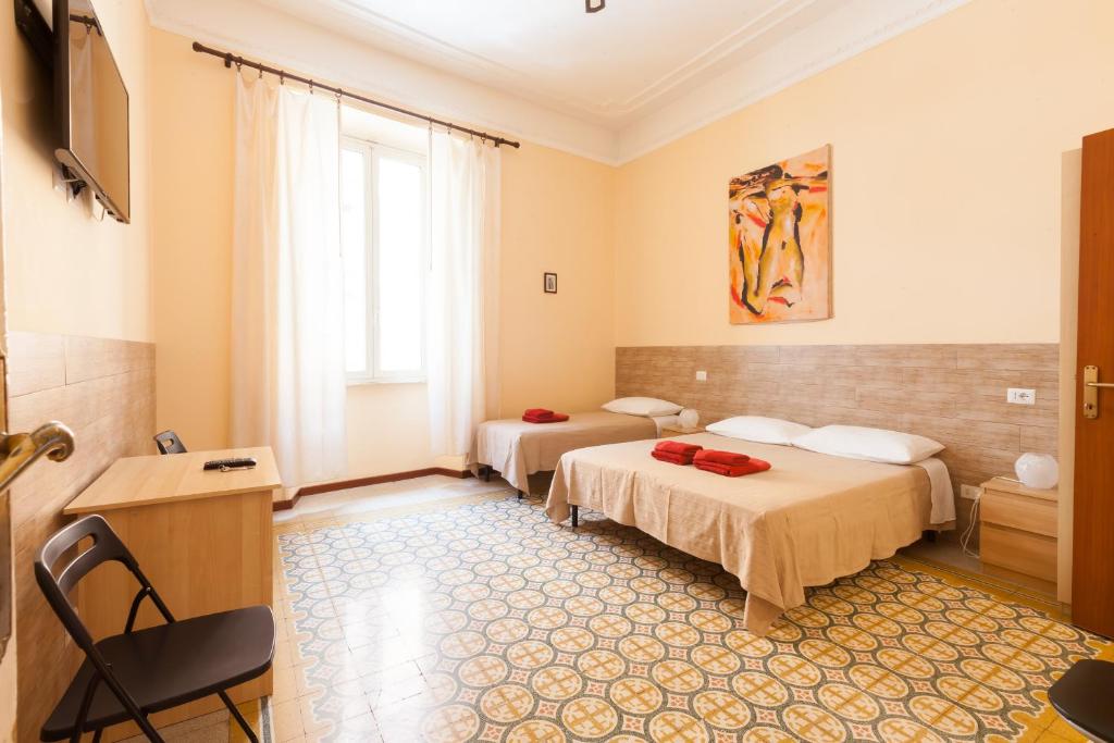 Habitación de hotel con 2 camas y ventana en Furio Camillo, en Roma