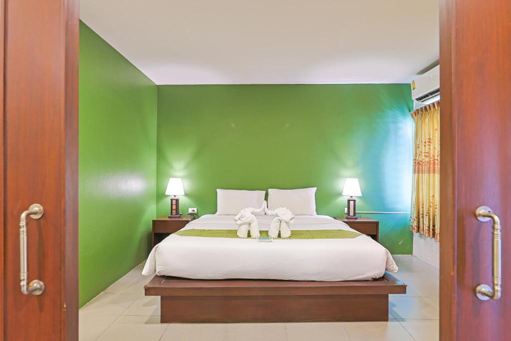 Postel nebo postele na pokoji v ubytování Gu Hotel Patong