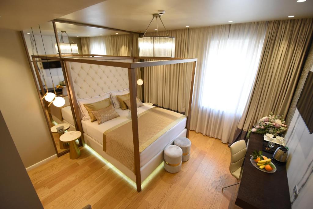 ein Schlafzimmer mit einem Himmelbett in einem Zimmer in der Unterkunft Luxury Rooms Fortuna in Split