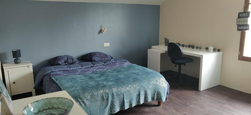 une chambre avec un lit, un bureau et une chaise dans l'établissement Le 135, logement spacieux entre ville et volcans, à Ceyrat