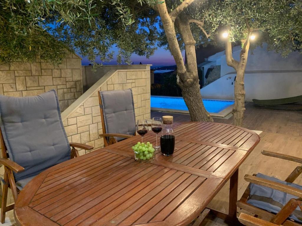 Patio nebo venkovní prostory v ubytování Luxury apartment with pool large patio & sea view
