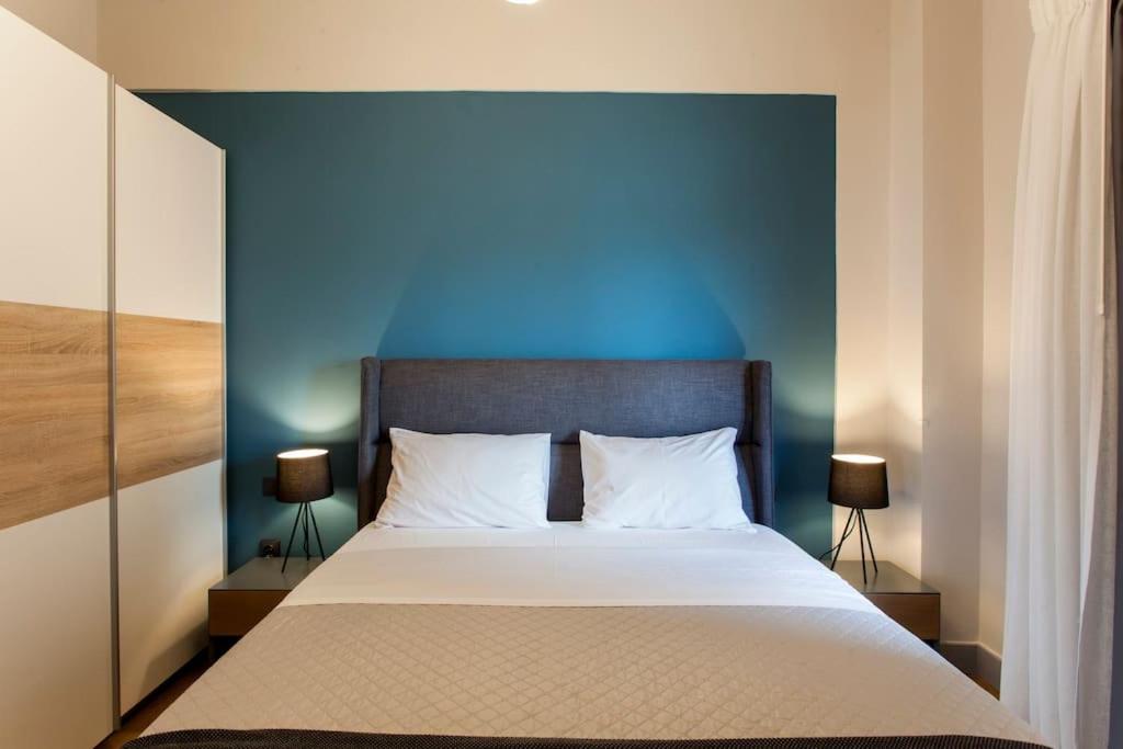 Minimal Loft Art with Sea View Over Heraklion Harbour - 19