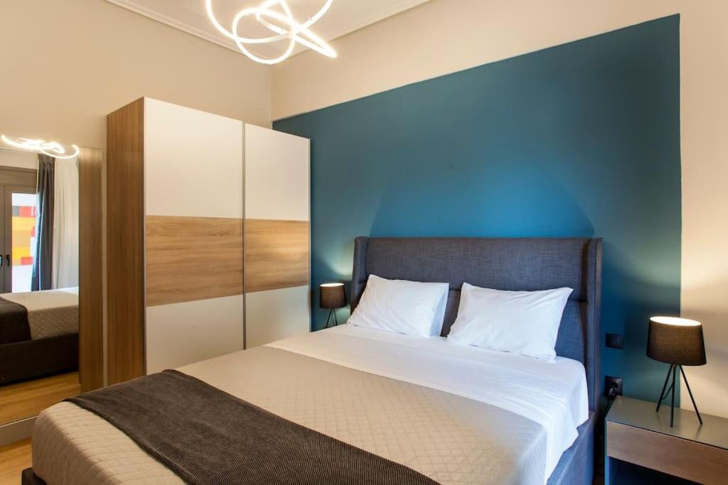 Minimal Loft Art with Sea View Over Heraklion Harbour - 9