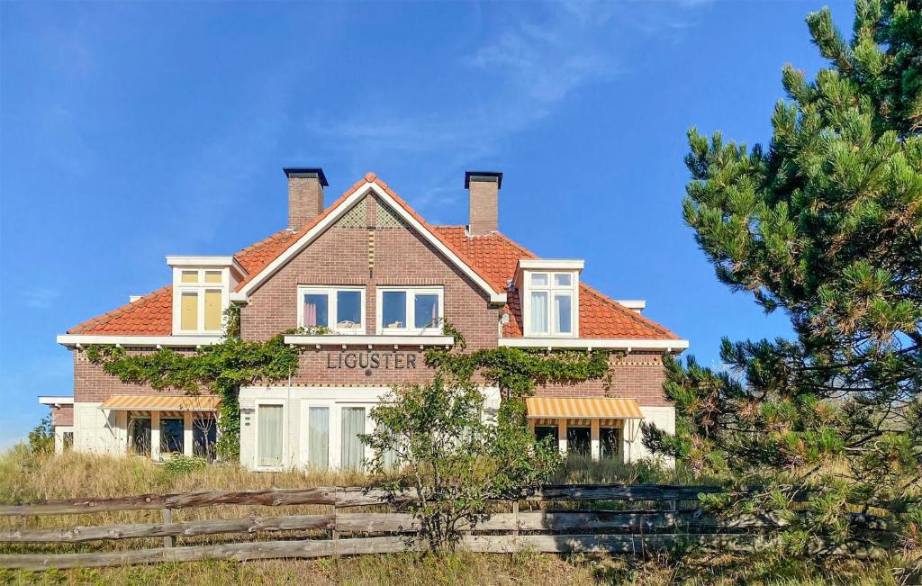 アムステルダムにあるCozy Home In Noordwijk Aan Zee With Kitchenの丘の上に座る家
