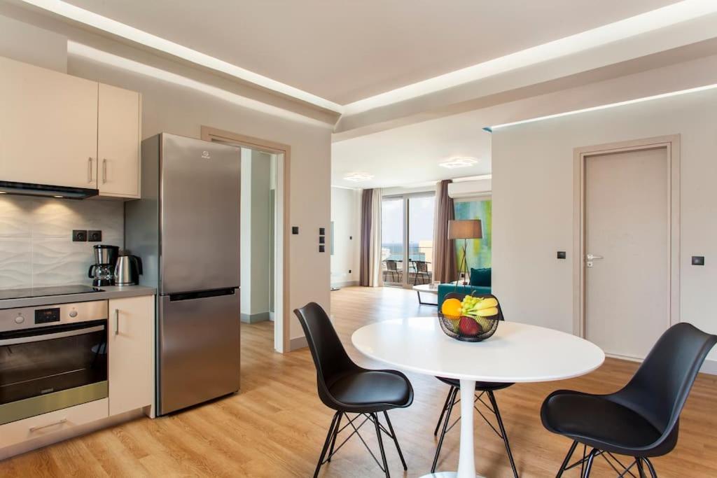 Minimal Loft Art with Sea View Over Heraklion Harbour - 11