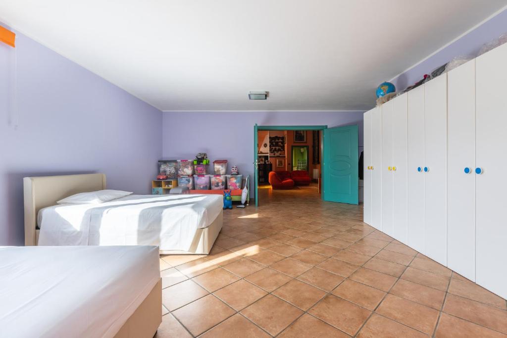 1 dormitorio con 2 camas y pasillo en Villa Gambula, en Carbonia
